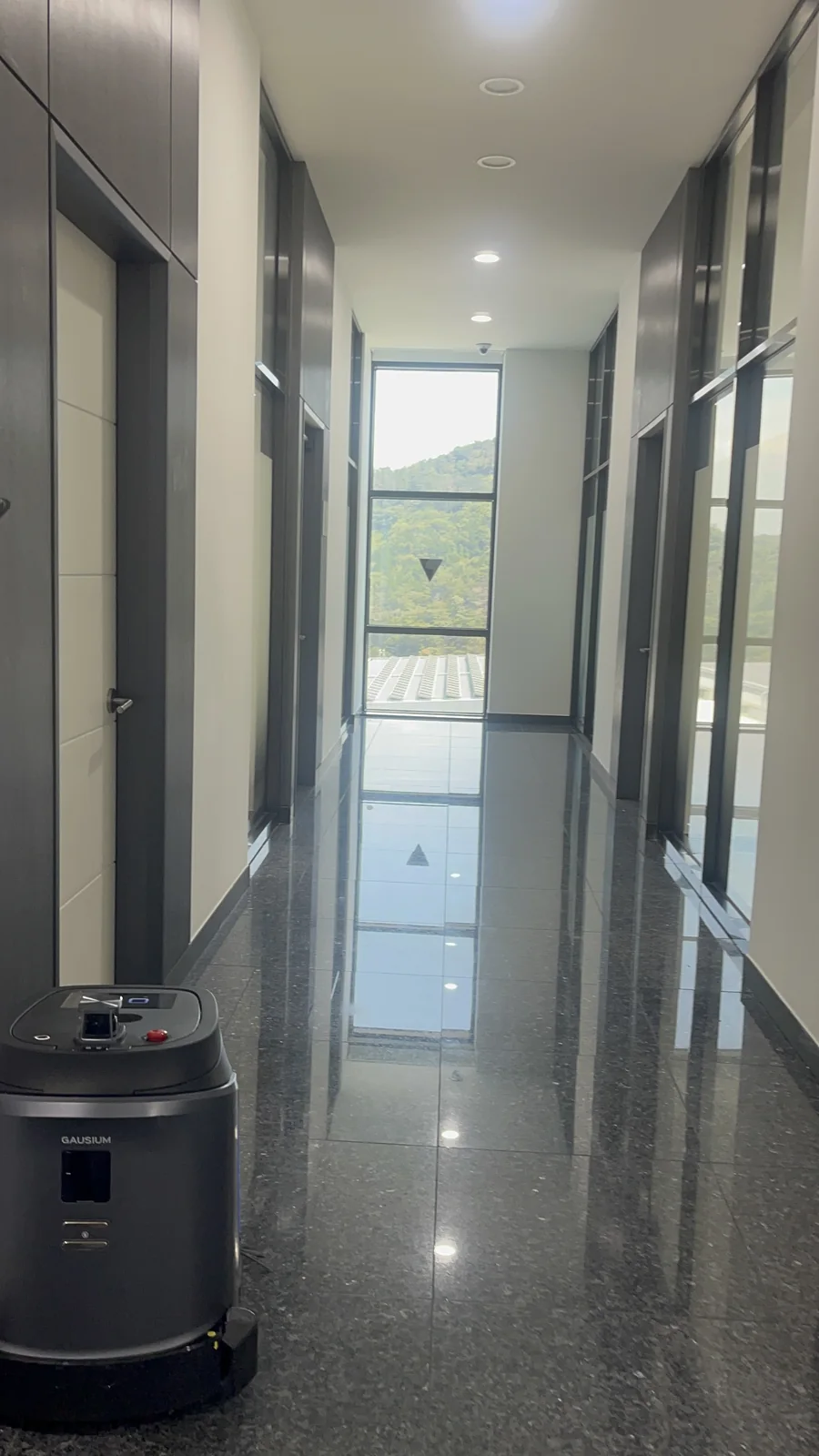 BMT 기장 현장의 긴 복도와 한쪽에 위치한 Phantas 청소로봇